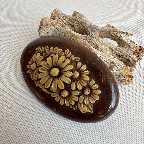 Vintage 1940s Oval Daisy Brooch w Carved Yellow Flower Detail Wood & Celluloid - Picture 3 of 10